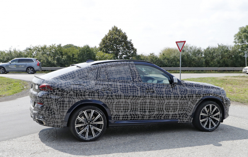 「BMW X6の次期型プロトタイプを輸送中に激写！「X4」との比較でサイズ感をチェック」の9枚目の画像