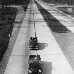 フォルクスワーゲン ビートルが生産終了。今だから振り返りたい「カブトムシ」の歴史 - Reichsautobahn mit zwei KdF-Wagen