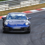 新型ポルシェ・911、オレンジのプロトタイプも走った！「PCCB」装着モデルを発見 - Porsche 911 blue (1)