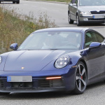 正式公開直前のポルシェ・新型911、今度は赤い「S」をフルヌード状態でキャッチ - Porsche 911 blue 2