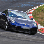 新型ポルシェ・911、オレンジのプロトタイプも走った！「PCCB」装着モデルを発見 - Porsche 911 blue (2)