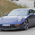 正式公開直前のポルシェ・新型911、今度は赤い「S」をフルヌード状態でキャッチ - Porsche 911 blue 3