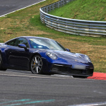 新型ポルシェ・911、オレンジのプロトタイプも走った！「PCCB」装着モデルを発見 - Porsche 911 blue (3)