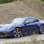 正式公開直前のポルシェ・新型911、今度は赤い「S」をフルヌード状態でキャッチ - Porsche 911 blue 4
