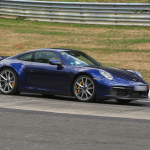 新型ポルシェ・911、オレンジのプロトタイプも走った！「PCCB」装着モデルを発見 - Porsche 911 blue (4)