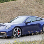 正式公開直前のポルシェ・新型911、今度は赤い「S」をフルヌード状態でキャッチ - Porsche 911 blue 5