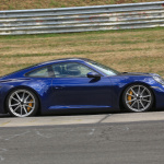 新型ポルシェ・911、オレンジのプロトタイプも走った！「PCCB」装着モデルを発見 - Porsche 911 blue (5)
