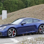 正式公開直前のポルシェ・新型911、今度は赤い「S」をフルヌード状態でキャッチ - Porsche 911 blue 6