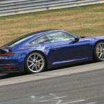 新型ポルシェ・911、オレンジのプロトタイプも走った！「PCCB」装着モデルを発見 - Porsche 911 blue (6)