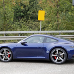 正式公開直前のポルシェ・新型911、今度は赤い「S」をフルヌード状態でキャッチ - Porsche 911 blue 7