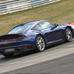 新型ポルシェ・911、オレンジのプロトタイプも走った！「PCCB」装着モデルを発見 - Porsche 911 blue (7)