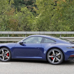 正式公開直前のポルシェ・新型911、今度は赤い「S」をフルヌード状態でキャッチ - Porsche 911 blue 8