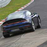 新型ポルシェ・911、オレンジのプロトタイプも走った！「PCCB」装着モデルを発見 - Porsche 911 blue (8)
