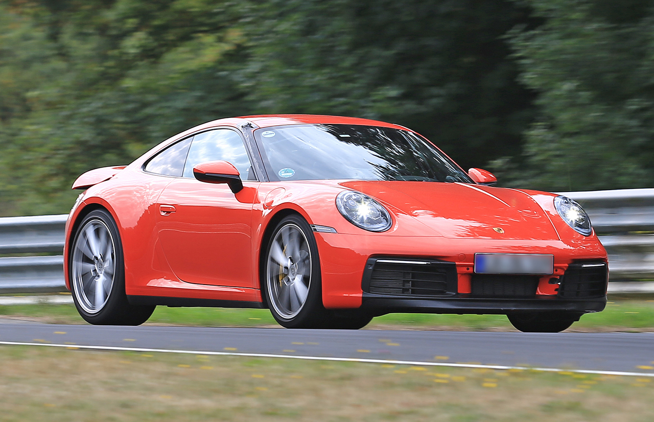 新型ポルシェ・911、オレンジのプロトタイプも走った！「PCCB」装着