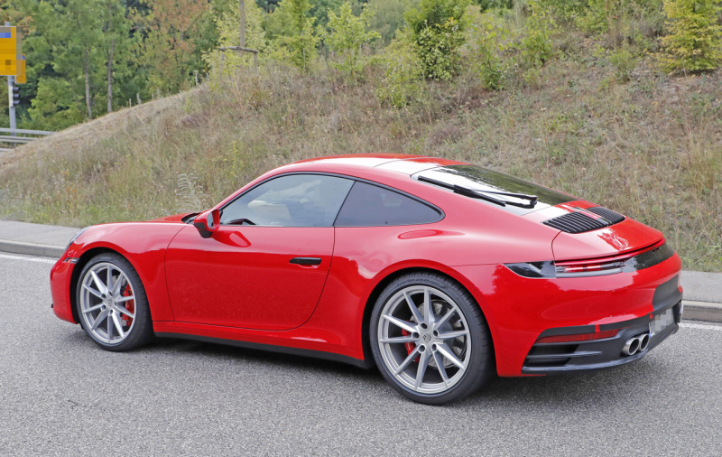 「正式公開直前のポルシェ・新型911、今度は赤い「S」をフルヌード状態でキャッチ」の19枚目の画像