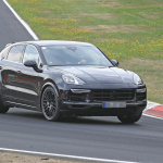 謎の装備「アクティブ・ウィング」の起動をキャッチ。ポルシェ・カイエンクーペ、コックピットも初公開 - Porsche Cayenne Coupe (3)