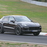 謎の装備「アクティブ・ウィング」の起動をキャッチ。ポルシェ・カイエンクーペ、コックピットも初公開 - Porsche Cayenne Coupe (4)