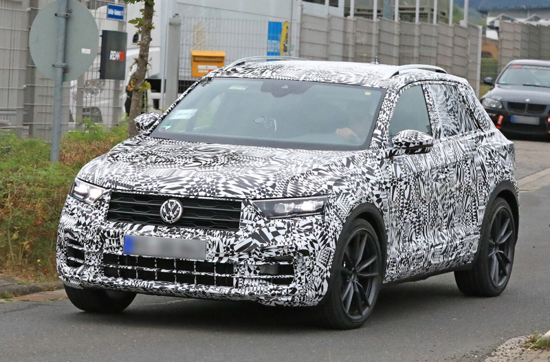 「最高出力300ps！ VWのハイスペック新型SUV「T-Roc R」生産型を初キャッチ」の2枚目の画像