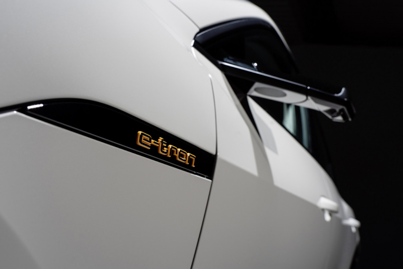 「【新車】電動化を推進するアウディが「e-tron」を世界初公開。2025年までに約1/3を電動化車両に」の11枚目の画像