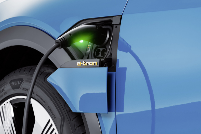 「【新車】電動化を推進するアウディが「e-tron」を世界初公開。2025年までに約1/3を電動化車両に」の1枚目の画像