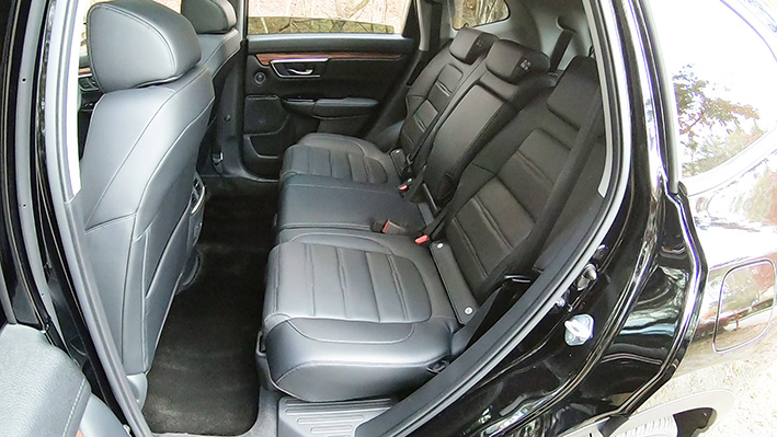 「ホンダ・CR-Vのサードシートをチェック。全長4.6mに大人が座れる3列目を備える、独自の車格」の8枚目の画像