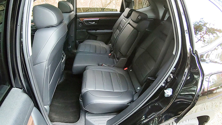 「ホンダ・CR-Vのサードシートをチェック。全長4.6mに大人が座れる3列目を備える、独自の車格」の10枚目の画像