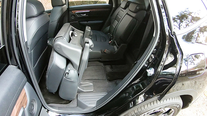 「ホンダ・CR-Vのサードシートをチェック。全長4.6mに大人が座れる3列目を備える、独自の車格」の12枚目の画像