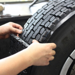 「タイヤの「再生」は熟練工による手作業が支える。ミシュランタイヤのリトレッドタイヤの生産工程を見学」の17枚目の画像ギャラリーへのリンク