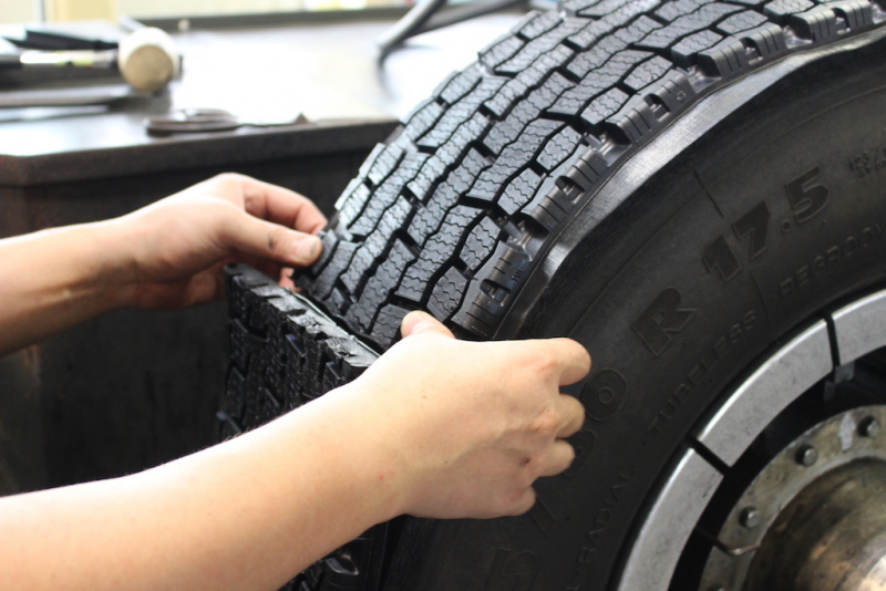 「タイヤの「再生」は熟練工による手作業が支える。ミシュランタイヤのリトレッドタイヤの生産工程を見学」の17枚目の画像