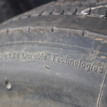 「タイヤの「再生」は熟練工による手作業が支える。ミシュランタイヤのリトレッドタイヤの生産工程を見学」の14枚目の画像ギャラリーへのリンク