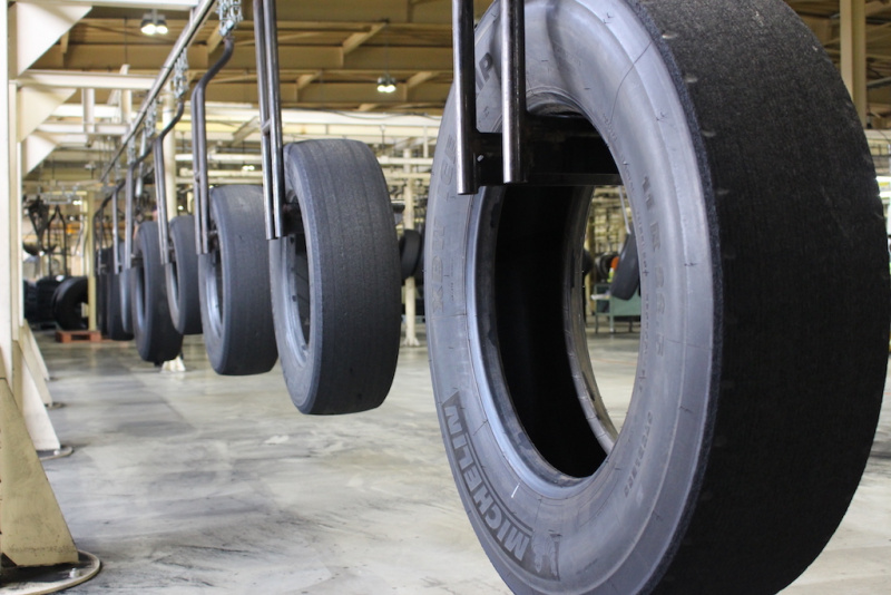 「タイヤの「再生」は熟練工による手作業が支える。ミシュランタイヤのリトレッドタイヤの生産工程を見学」の12枚目の画像