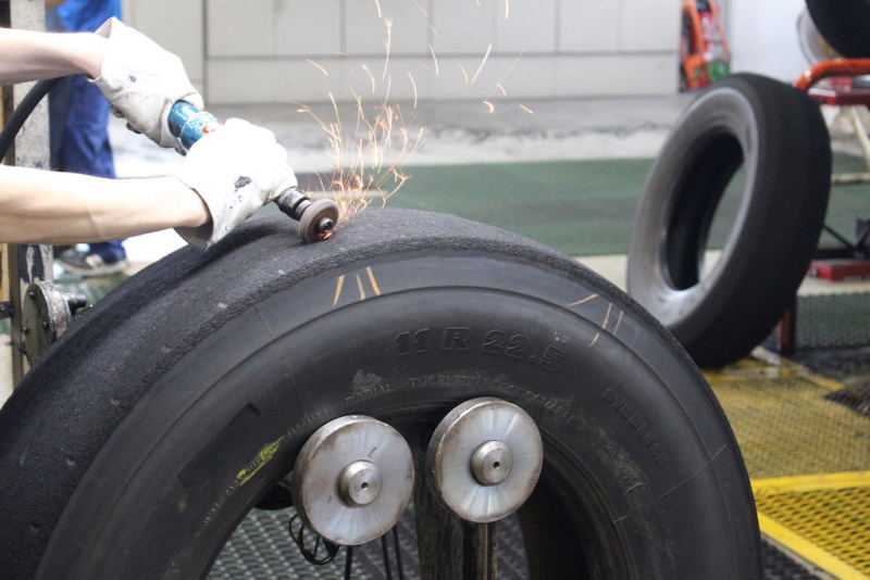 「タイヤの「再生」は熟練工による手作業が支える。ミシュランタイヤのリトレッドタイヤの生産工程を見学」の11枚目の画像