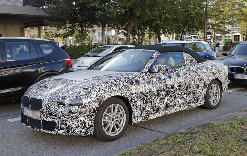 「新型 BMW・4シリーズ カブリオレのテスト車両をキャッチ。「Z4」グリル装着＆電動化も」の2枚目の画像