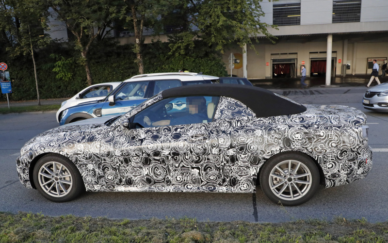 「新型 BMW・4シリーズ カブリオレのテスト車両をキャッチ。「Z4」グリル装着＆電動化も」の4枚目の画像