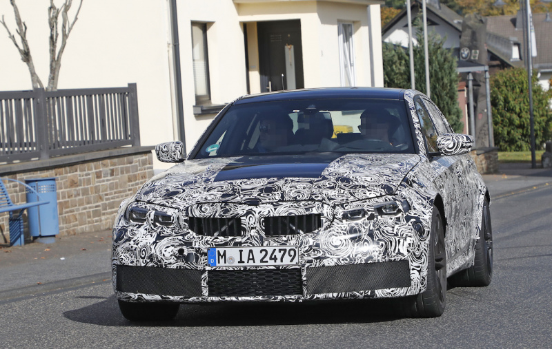 「新型BMW・M3市販型プロトタイプをついにスクープ！最高出力は500馬力へ」の1枚目の画像