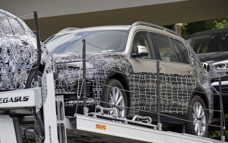「公開直前!? BMWの新フラッグシップSUV「X7」、室内・インパネを全て公開」の1枚目の画像