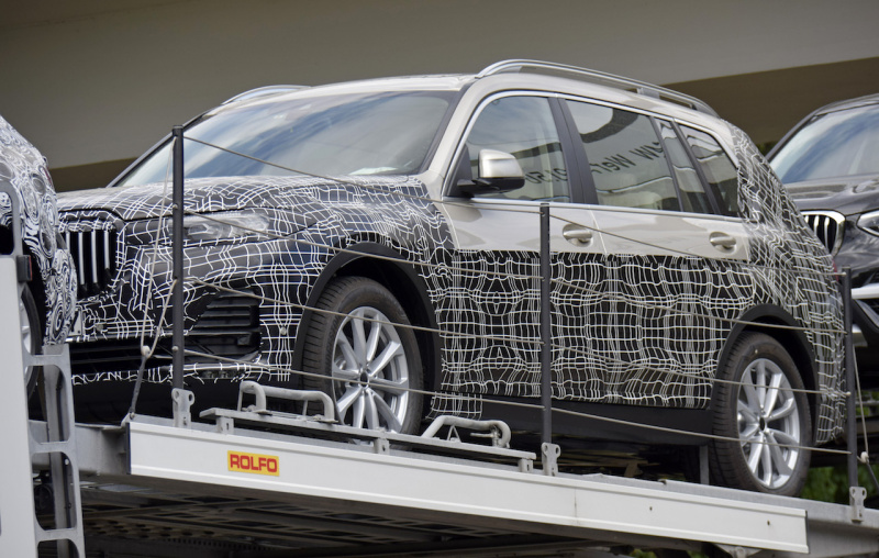 「公開直前!? BMWの新フラッグシップSUV「X7」、室内・インパネを全て公開」の2枚目の画像