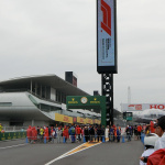 「【F1女子が行く！F1日本GP2018】木曜日はドライバー祭り！顔色の悪いルイス・ハミルトン着ぐるみの最大の任務とは？」の1枚目の画像ギャラリーへのリンク