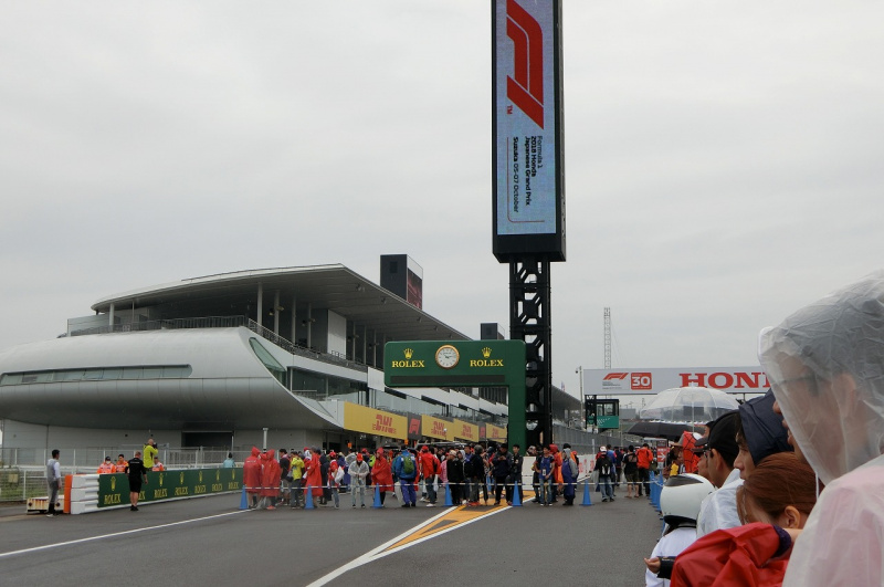 「【F1女子が行く！F1日本GP2018】木曜日はドライバー祭り！顔色の悪いルイス・ハミルトン着ぐるみの最大の任務とは？」の1枚目の画像