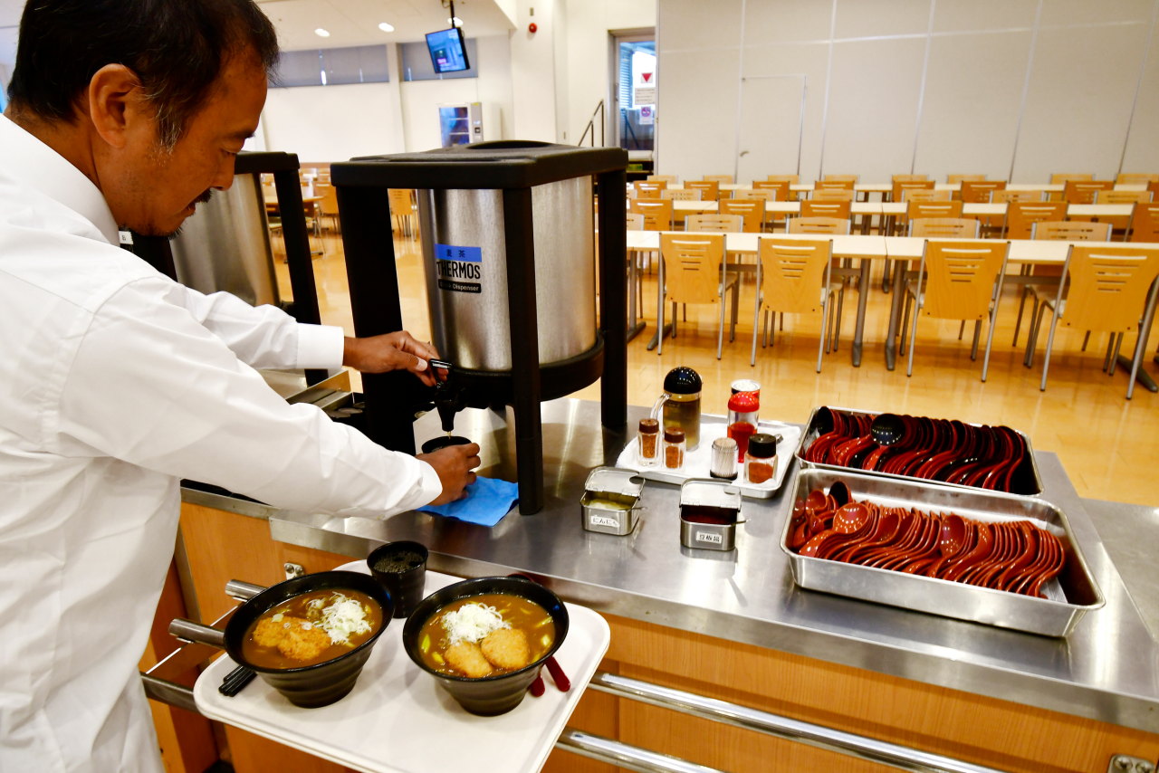 金曜日だけのメニュー ホンダ社食のカレーうどん はどれくらい汁跳ねするか実食して検証してみた Clicccar Com