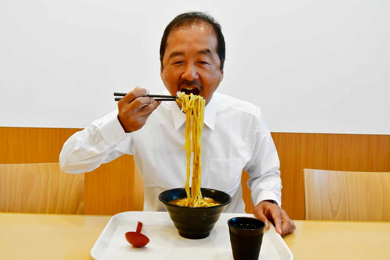 金曜日だけのメニュー ホンダ社食のカレーうどん はどれくらい汁跳ねするか実食して検証してみた Clicccar Com