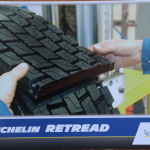 タイヤの「再生」は熟練工による手作業が支える。ミシュランタイヤのリトレッドタイヤの生産工程を見学 - IMG_2386