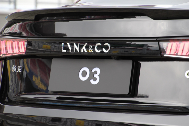 「中国資本でスウェーデン生まれ。Lynk & Coの「03」は、ボルボXC40と同じ「CMA」を採用した新型セダン」の1枚目の画像