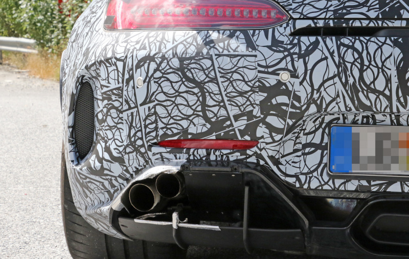 「レクサスっぽいクワッドエキゾーストパイプを発見。メルセデスAMG GT-Rの「ブラックシリーズ」を目撃」の2枚目の画像