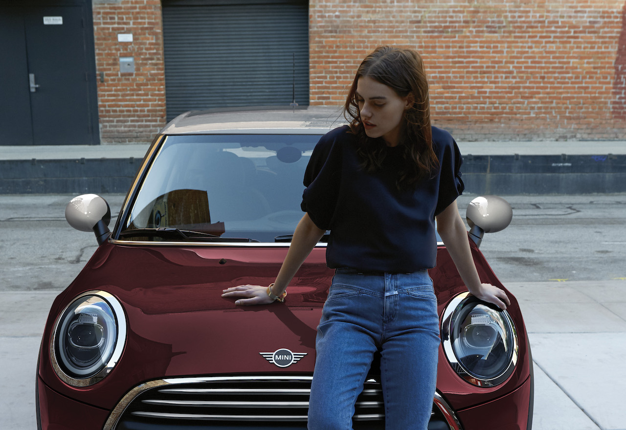 P Highres Mini Burgundy 10 1 画像 新車 Miniクーパーの3ドア 5ドア に赤いボディカラーが印象的な限定車 Mini Burgundy Edition が登場 Clicccar Com