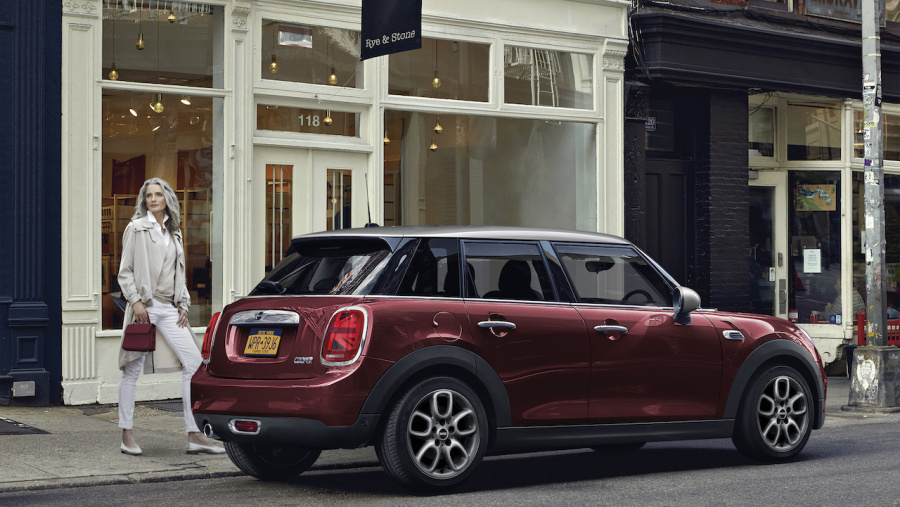 新車 Miniクーパーの3ドア 5ドアに赤いボディカラーが印象的な限定車 Mini Burgundy Edition が登場 Clicccar Com