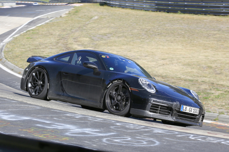 「新型ポルシェ・911 GT3がニュルで全開テスト。ターボではなく自然吸気エンジンを搭載か」の3枚目の画像