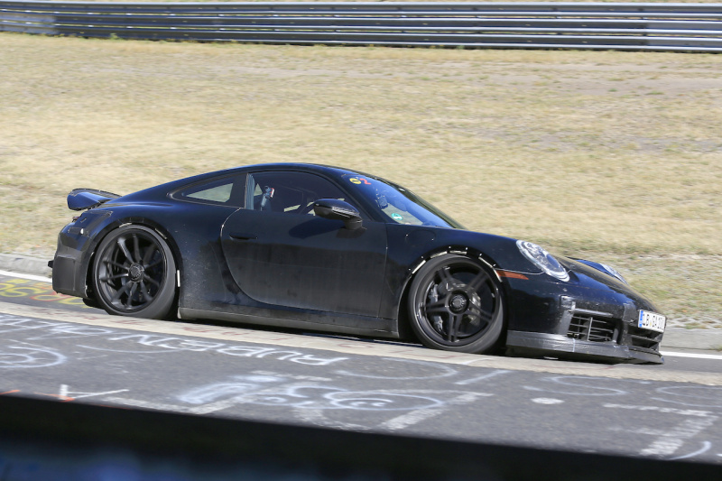 「新型ポルシェ・911 GT3がニュルで全開テスト。ターボではなく自然吸気エンジンを搭載か」の4枚目の画像