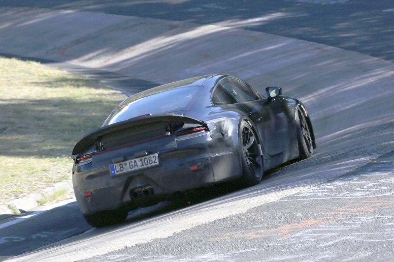 「新型ポルシェ・911 GT3がニュルで全開テスト。ターボではなく自然吸気エンジンを搭載か」の6枚目の画像