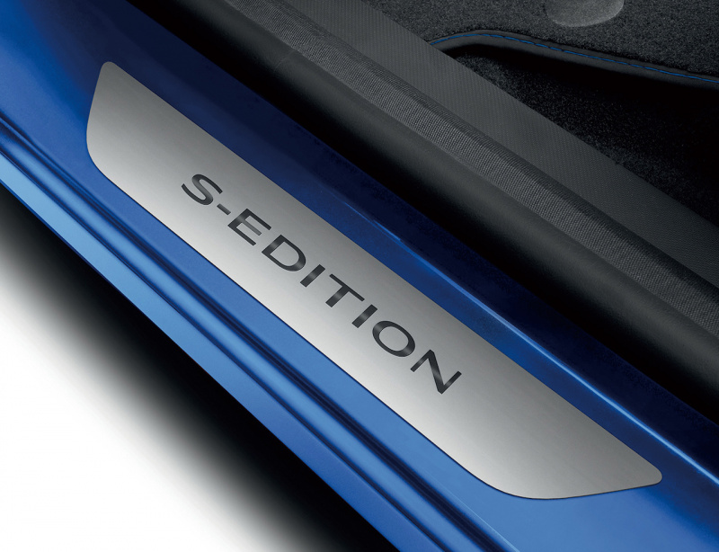 「【新車】ブルーの外観と専用アルカンタラ×ファブリックコンビシートが際立つ「ルノー キャプチャー S-EDITION」」の5枚目の画像
